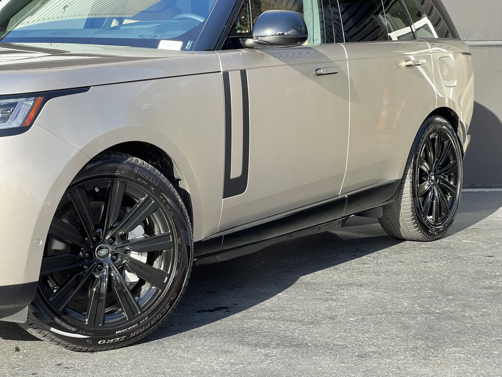 New 2025 Land Rover Range Rover SE P550e SE SWB