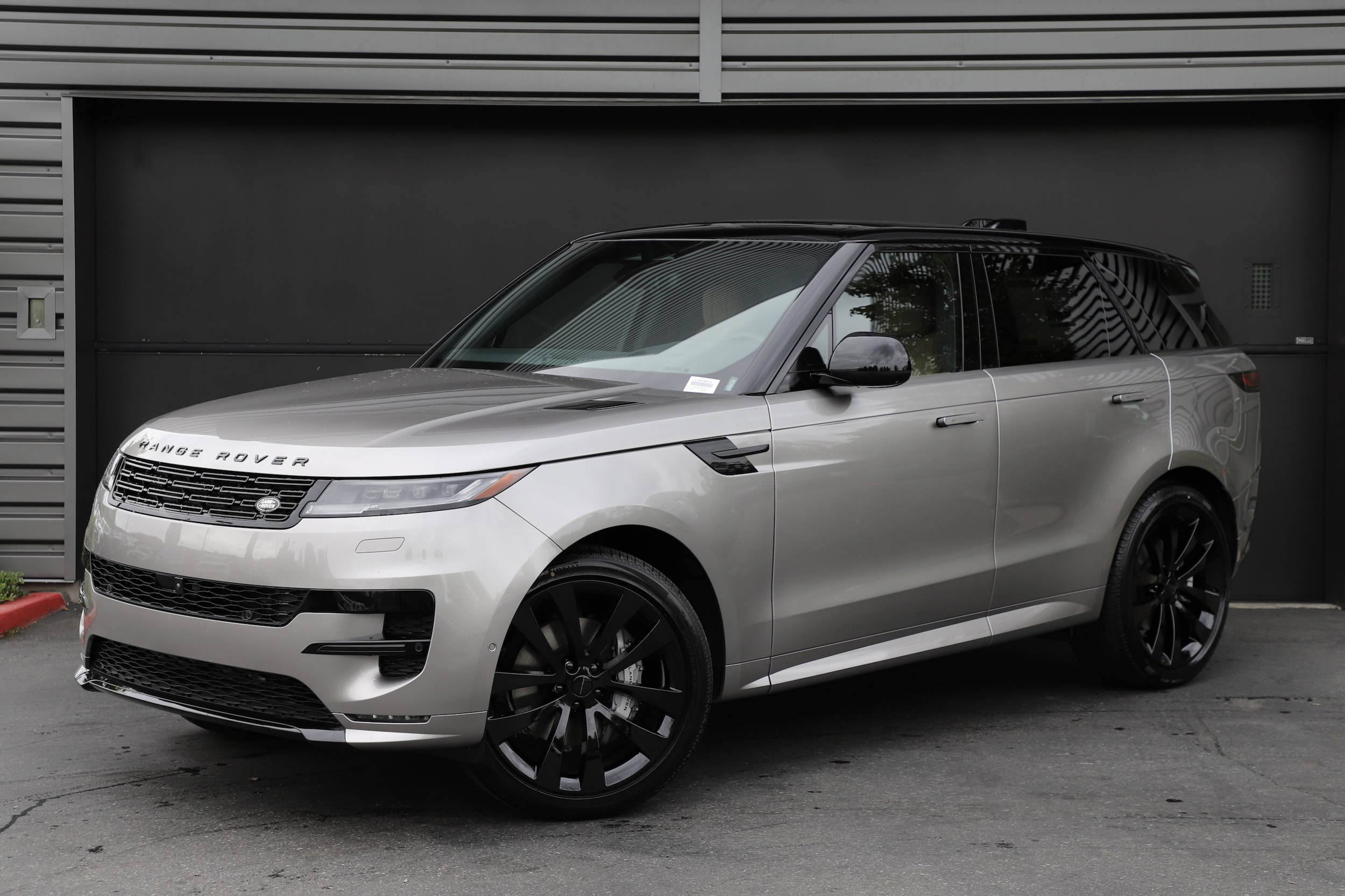 2026 Land Rover Range Rover Sport P400 MHEV Dynamic SE's photo