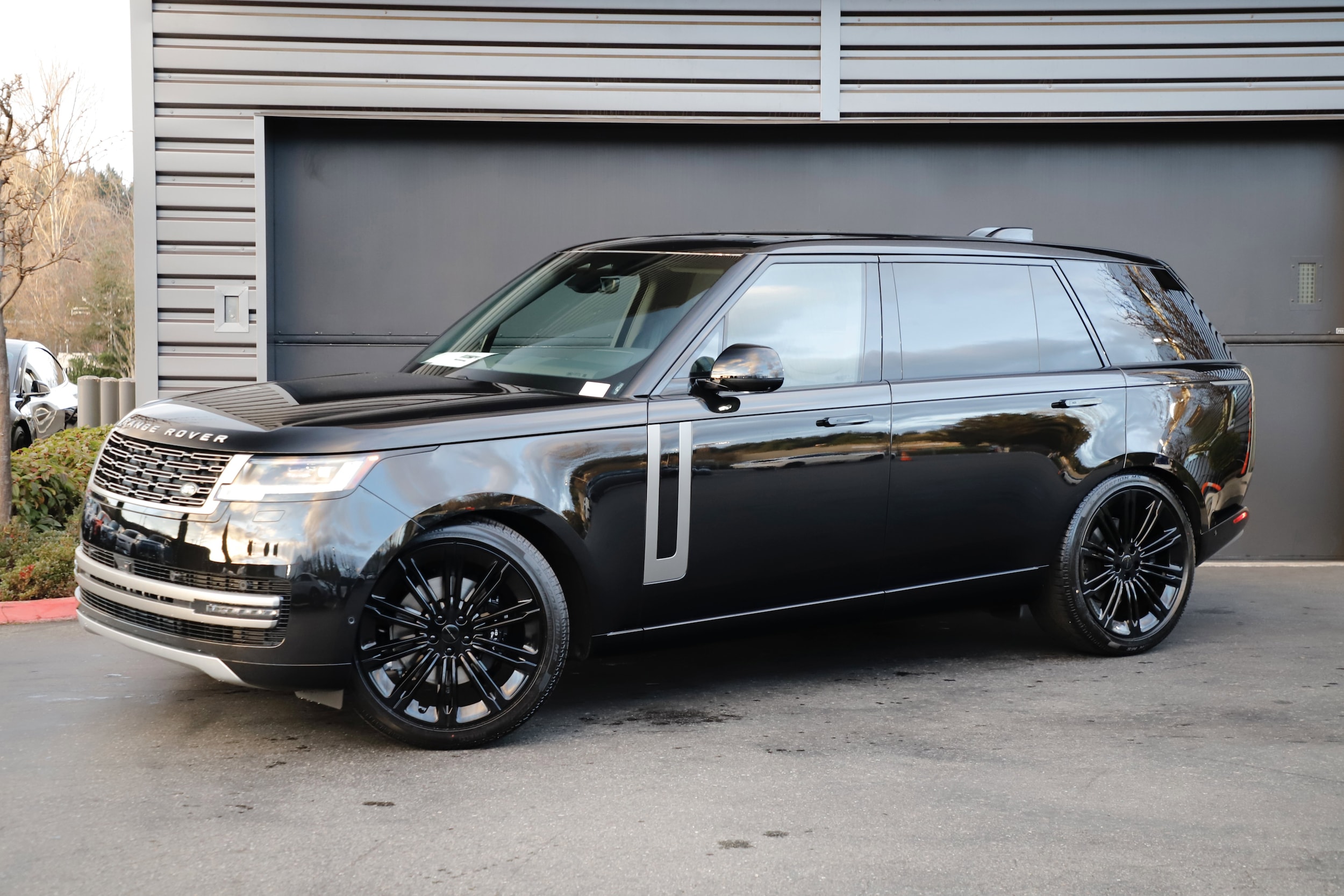 2026 Land Rover Range Rover 3.0 SE LWB 7's photo