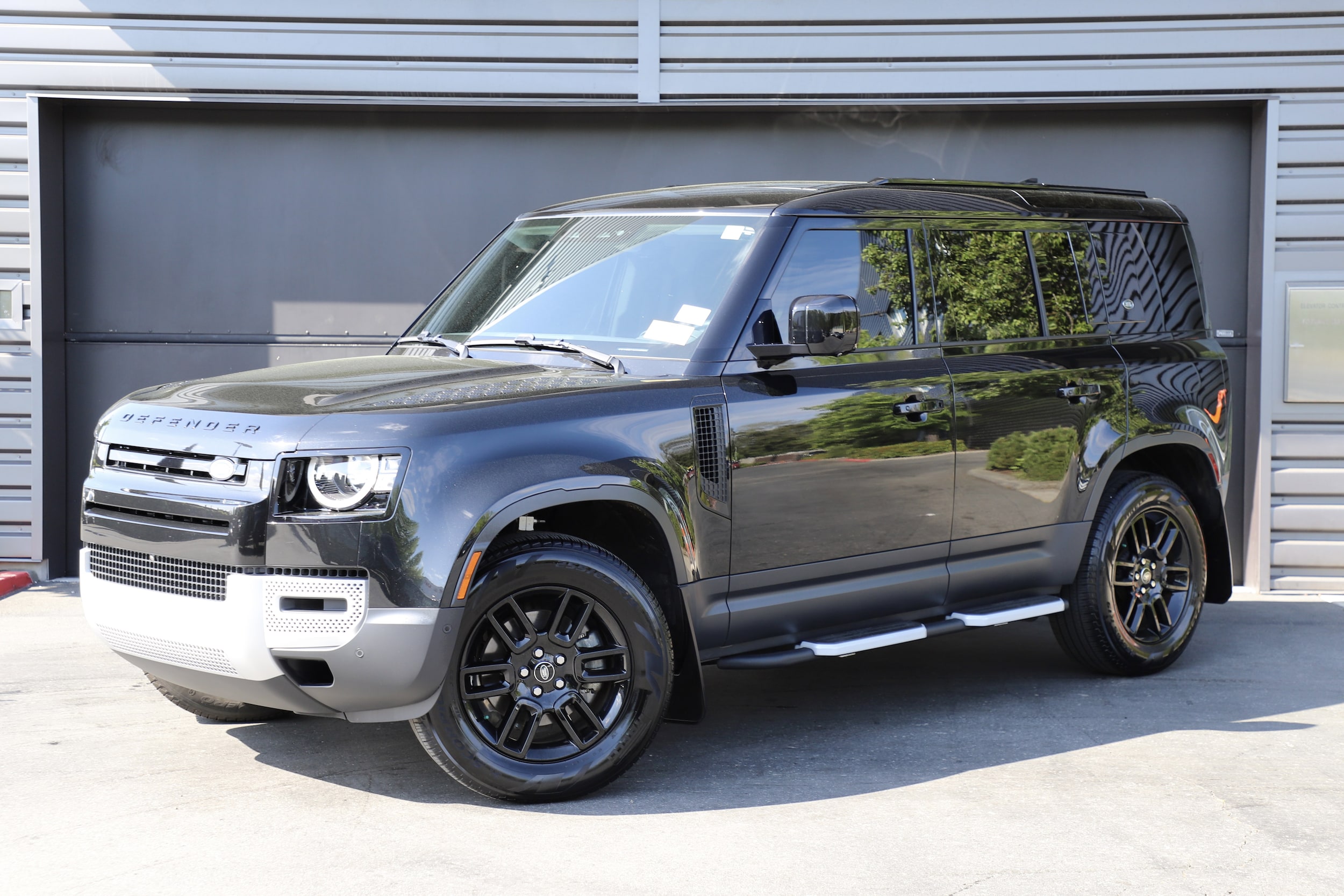 2023 Land Rover Defender S's photo