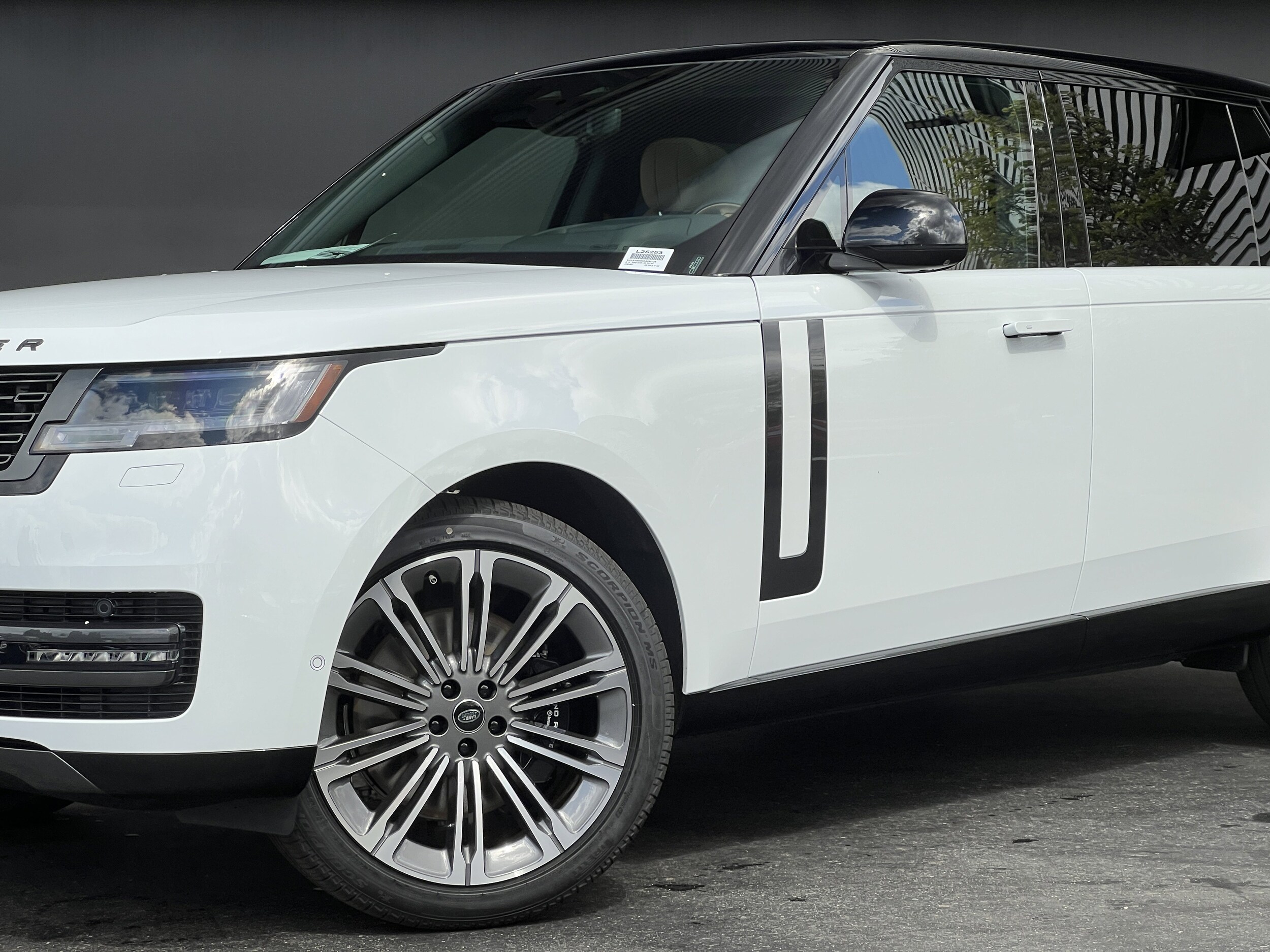2025 Land Rover Range Rover SE photo 2
