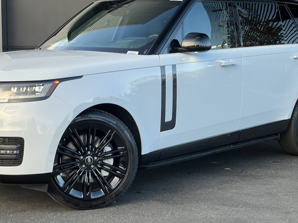 New 2025 Land Rover Range Rover SE SUV