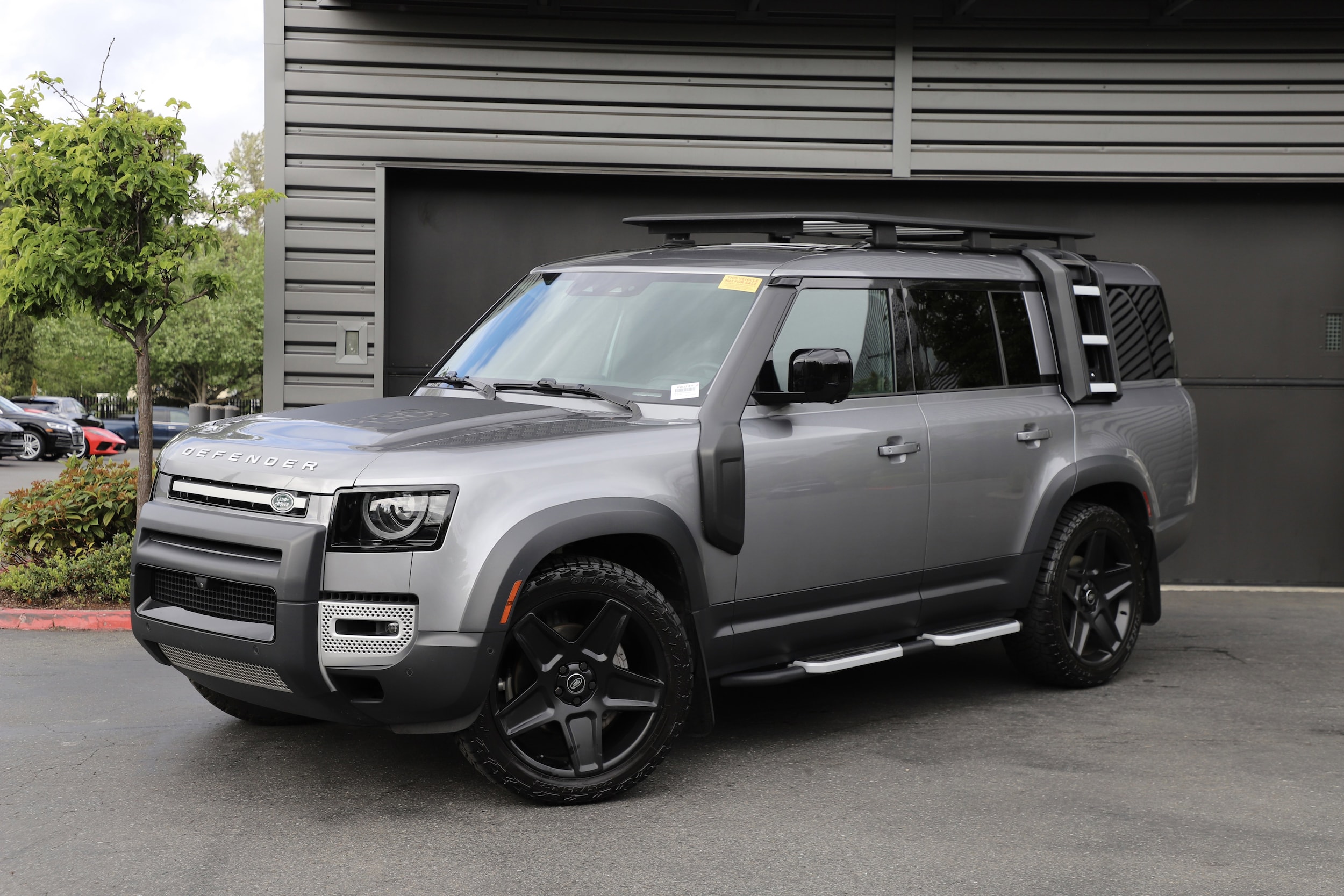 2023 Land Rover Defender SE's photo