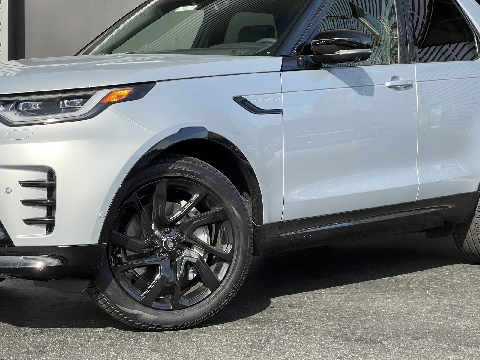 2024 Land Rover Discovery SE photo 2
