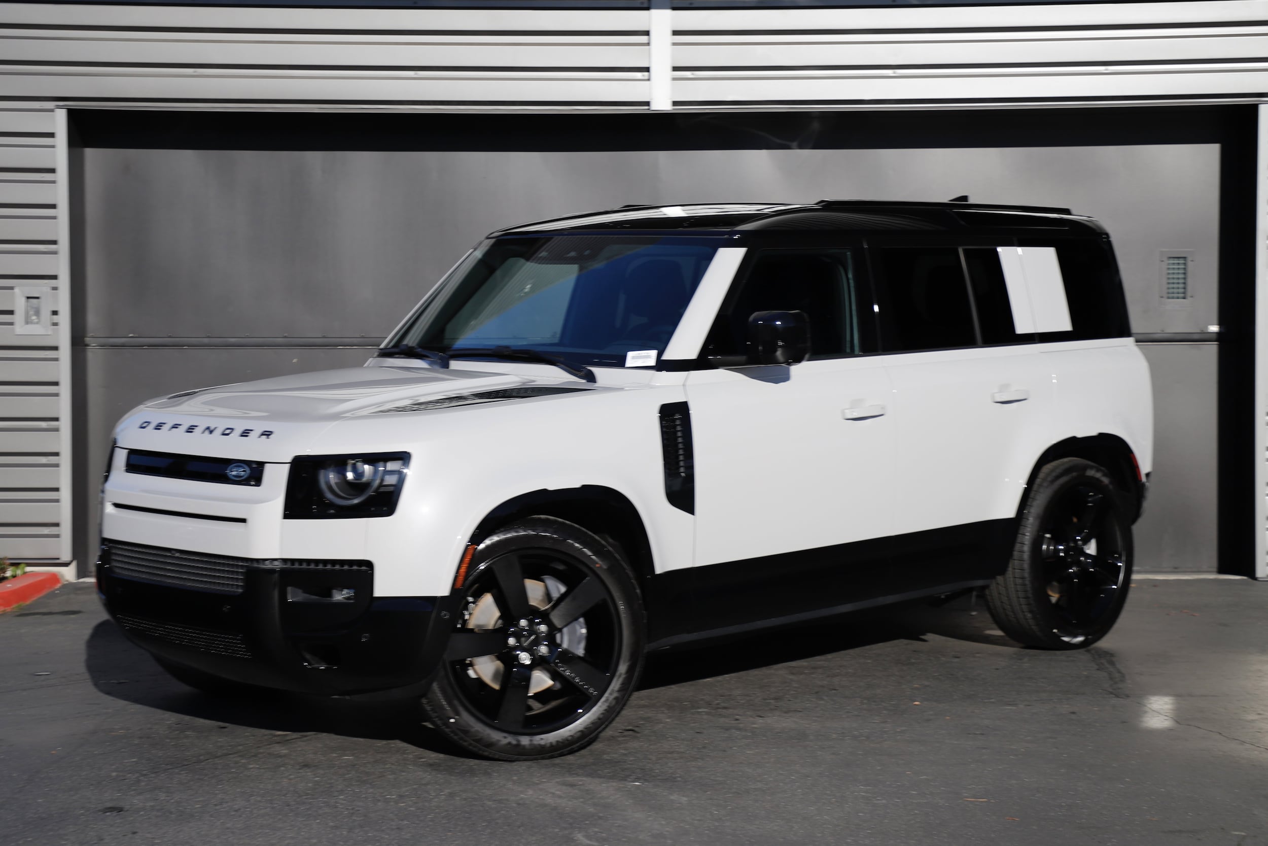 2026 Land Rover Defender 110 X-Dynamic SE P400's photo
