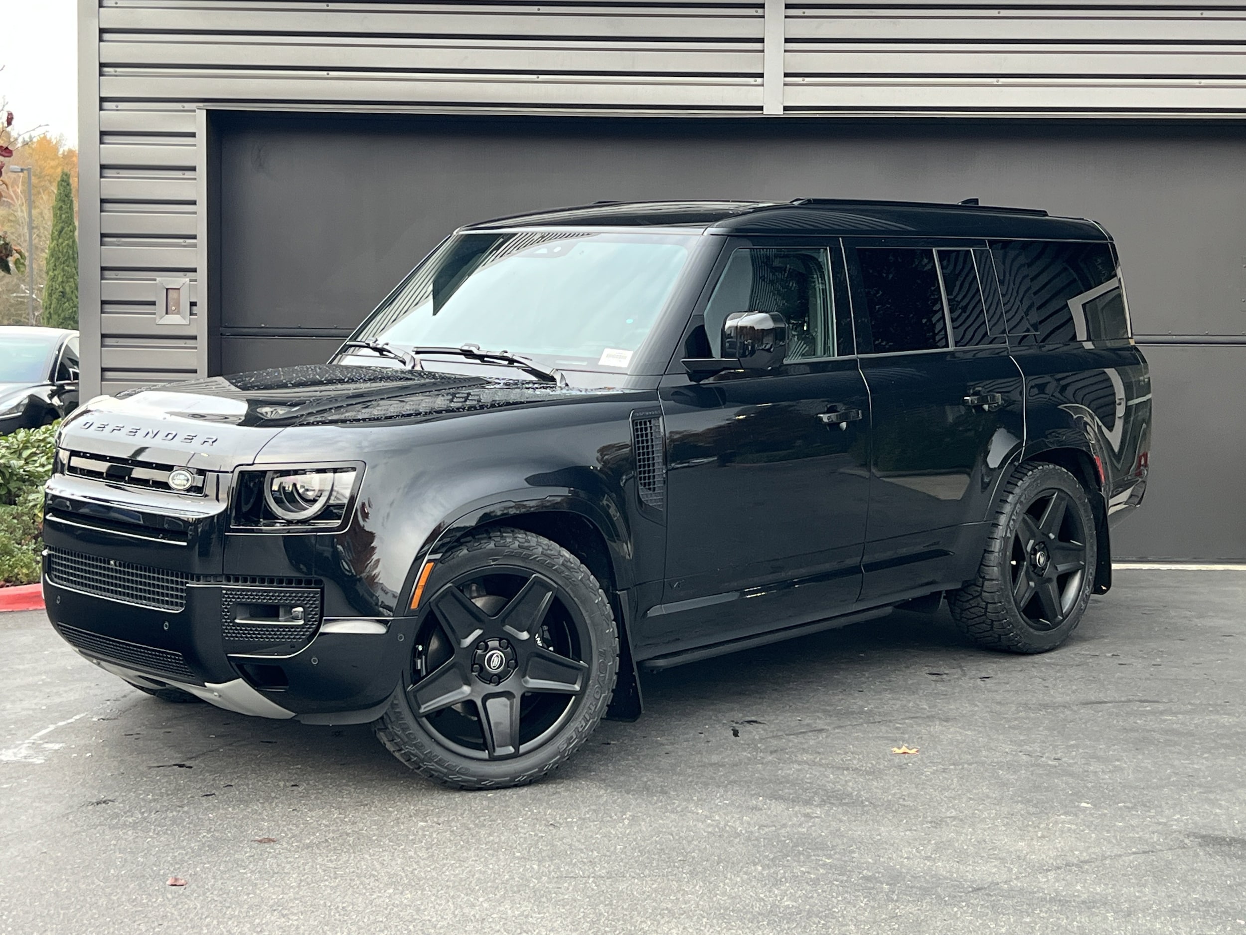 2025 Land Rover Defender V8's photo