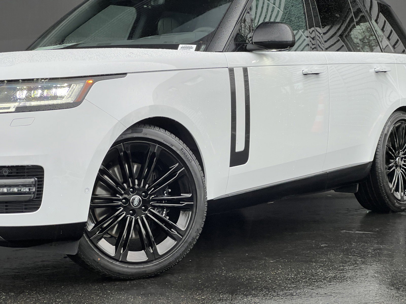 2025 Land Rover Range Rover SE photo 2