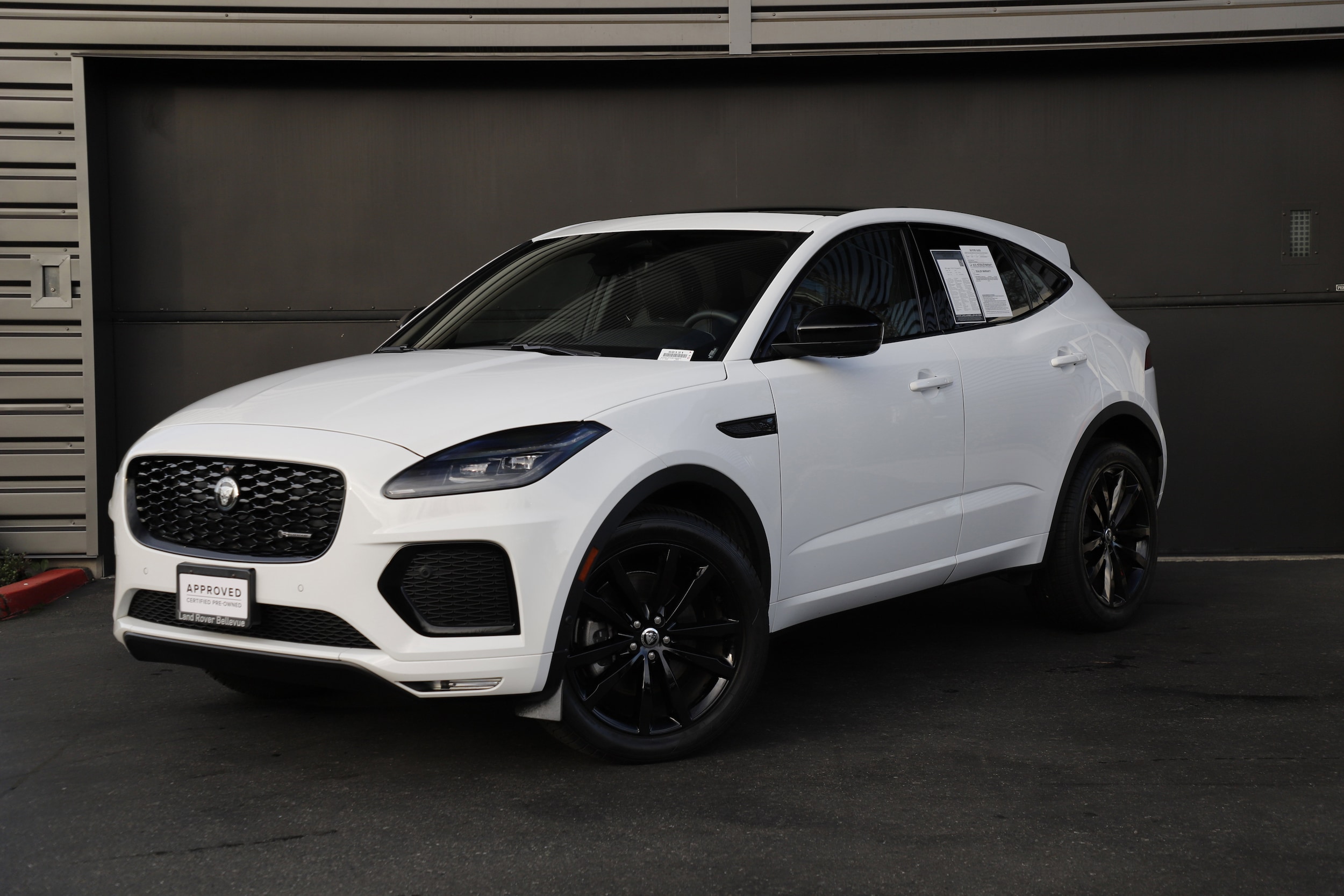 2024 Jaguar E-Pace R-DYNAMIC SE's photo