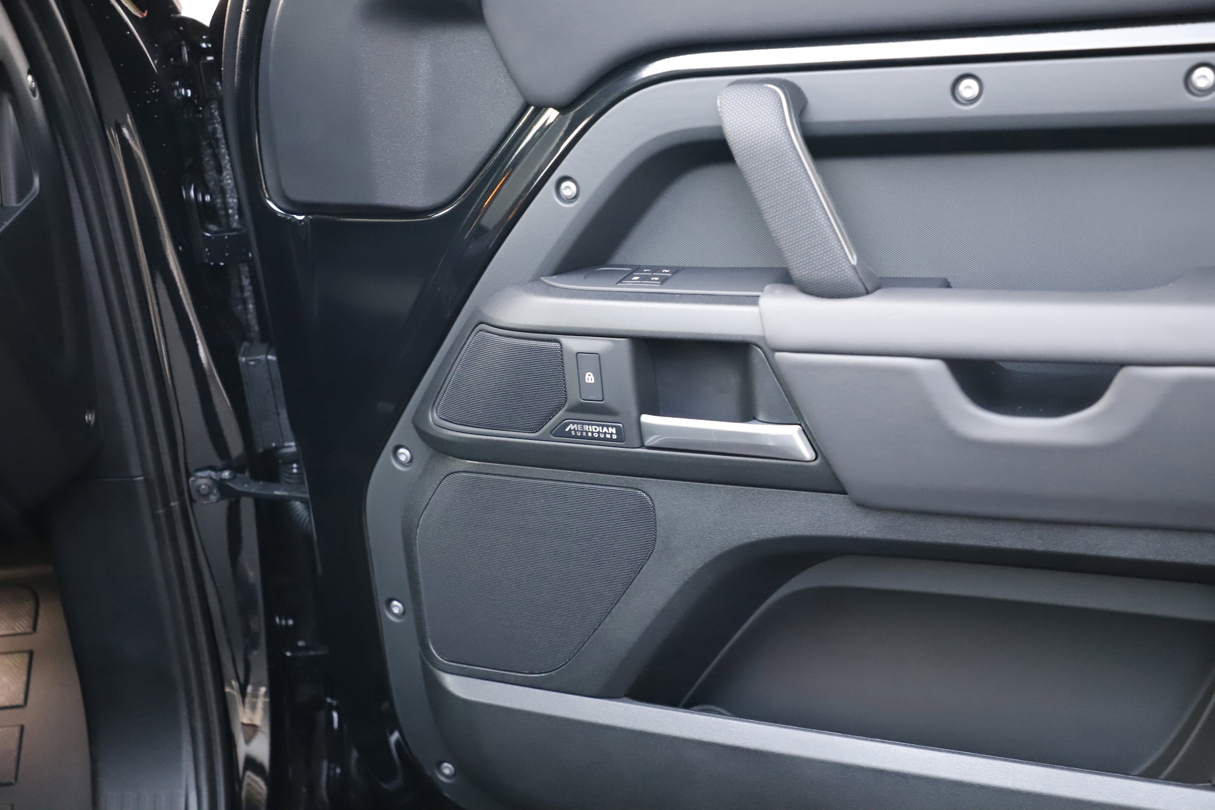 2025 Land Rover Defender X - Photo 6