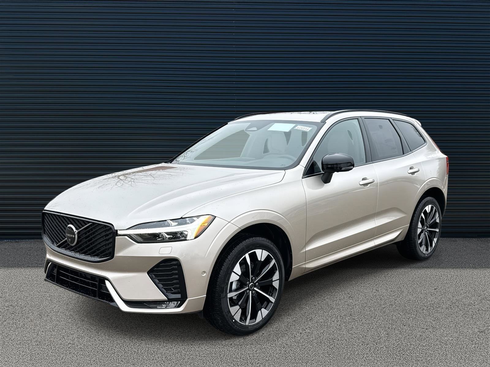 2026 Volvo XC60 Plus's photo