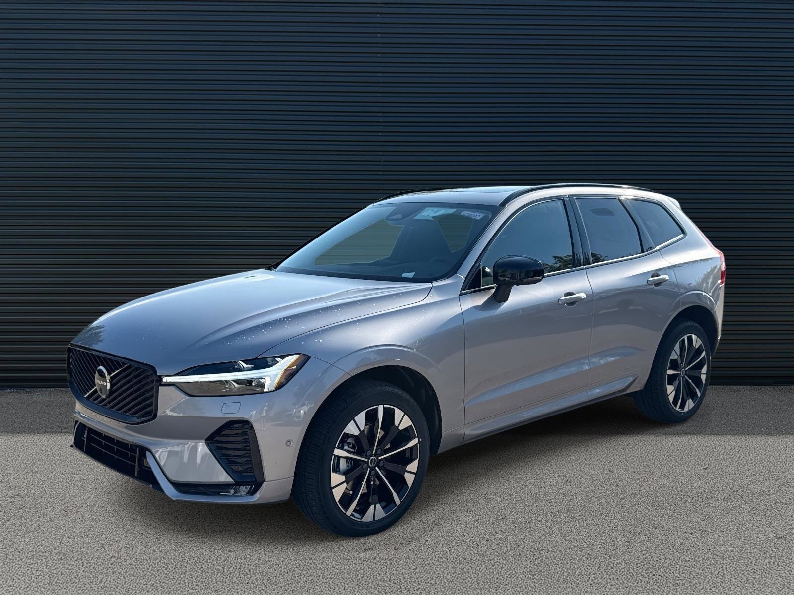 2026 Volvo XC60 Plus's photo