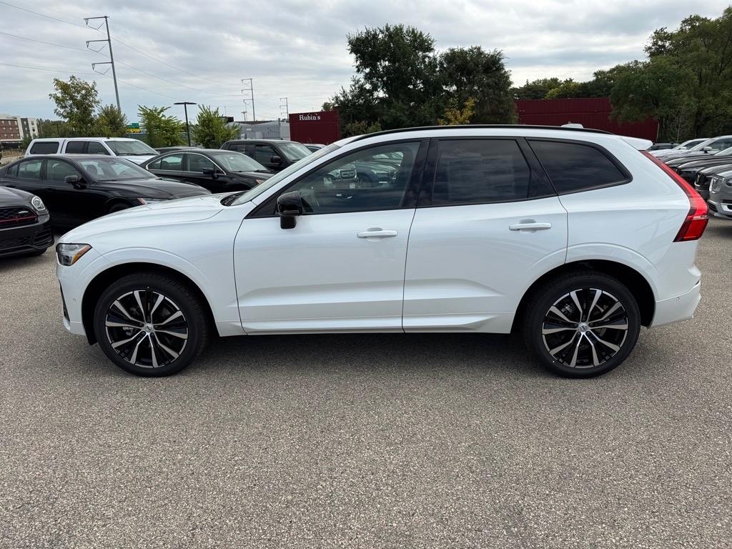 2025 Volvo XC60 B5 Plus photo 2