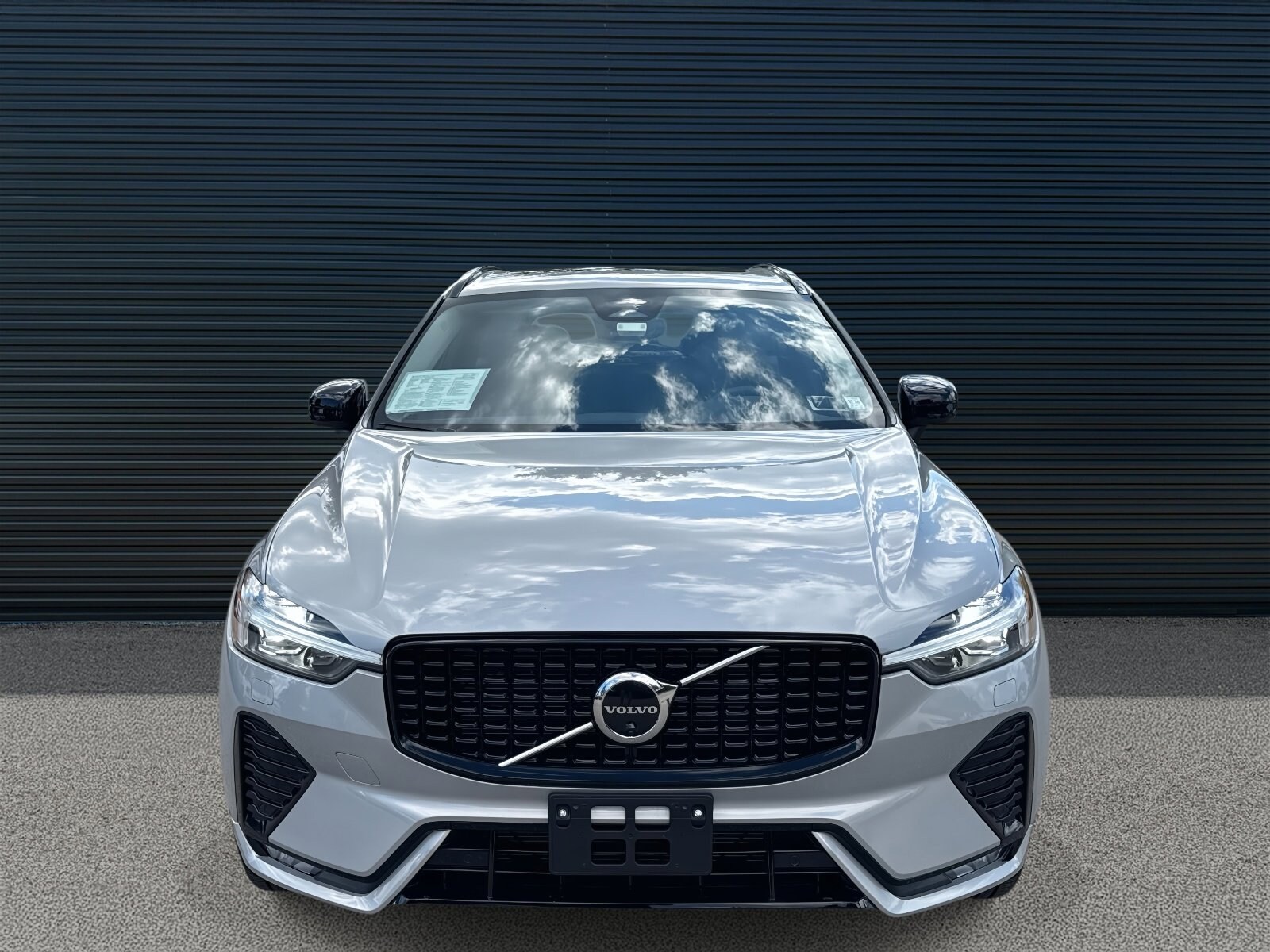 2023 Volvo XC60 B5 Plus photo 2