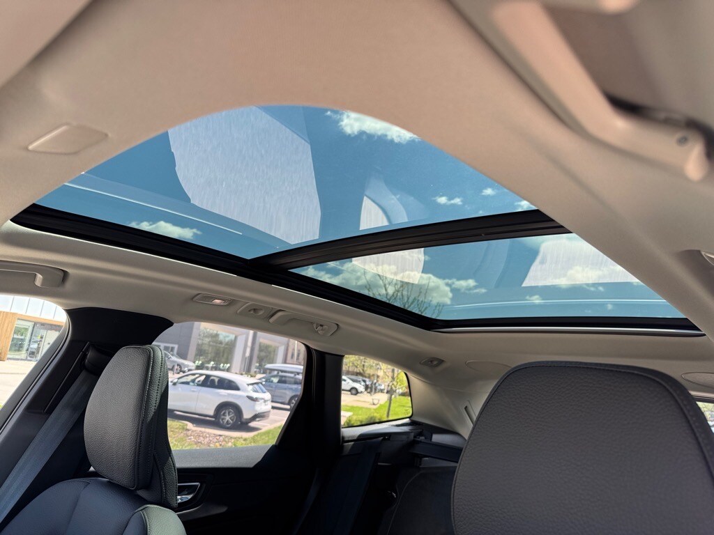 2025 Volvo XC60 B5 Plus photo 4