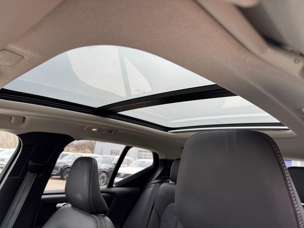 2026 Volvo XC40 Plus - Photo 7