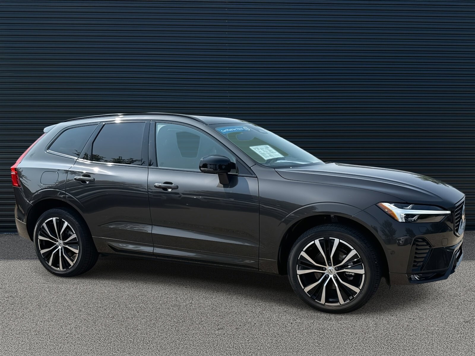 2025 Volvo XC60 B5 Plus photo 3
