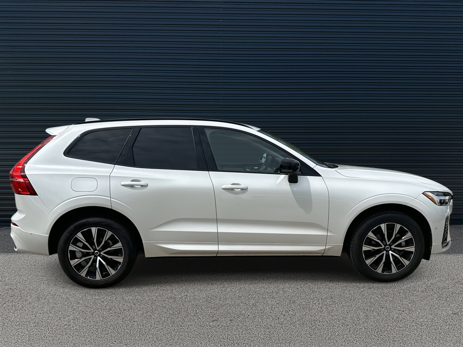2025 Volvo XC60 B5 Plus photo 4