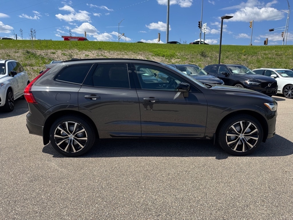 2025 Volvo XC60 B5 Plus photo 2