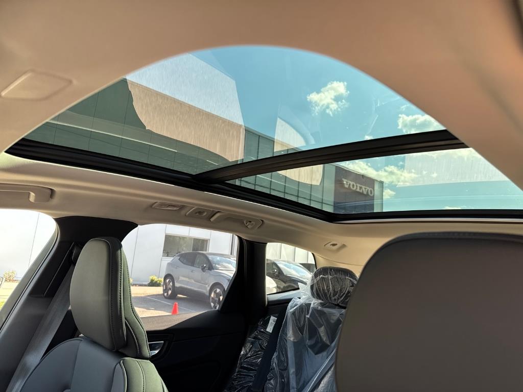 2026 Volvo XC60 B5 Plus photo 4