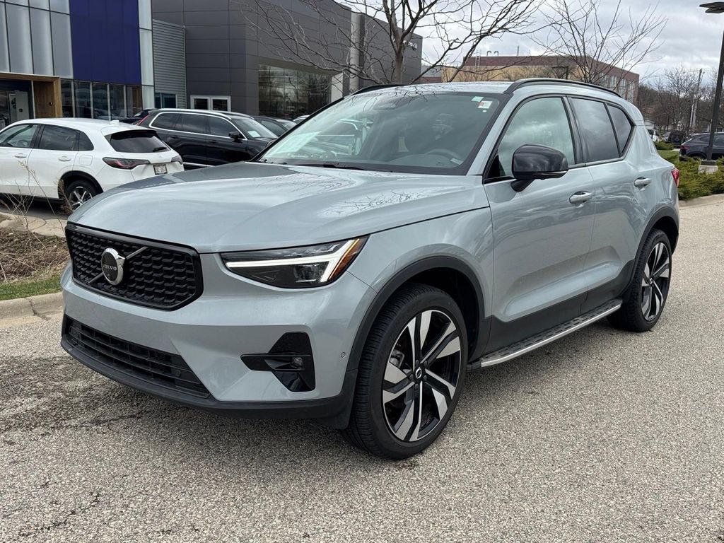 2025 Volvo XC40 B5 Ultra Dark AWD's photo