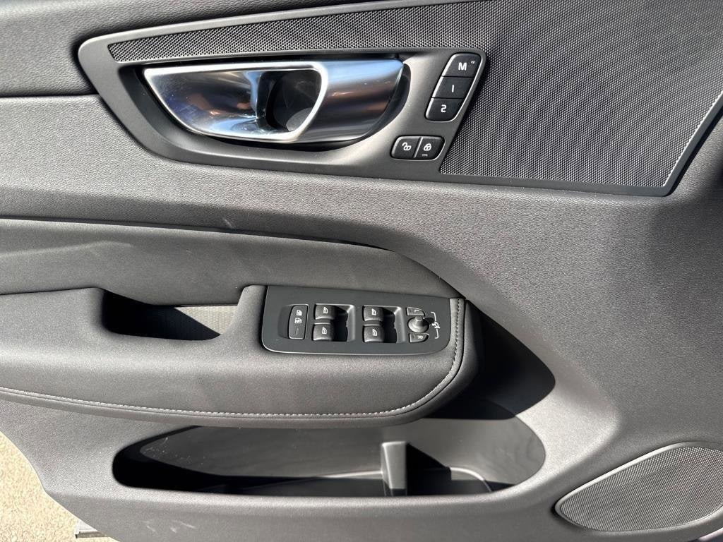 2026 Volvo XC60 Plus - Photo 9