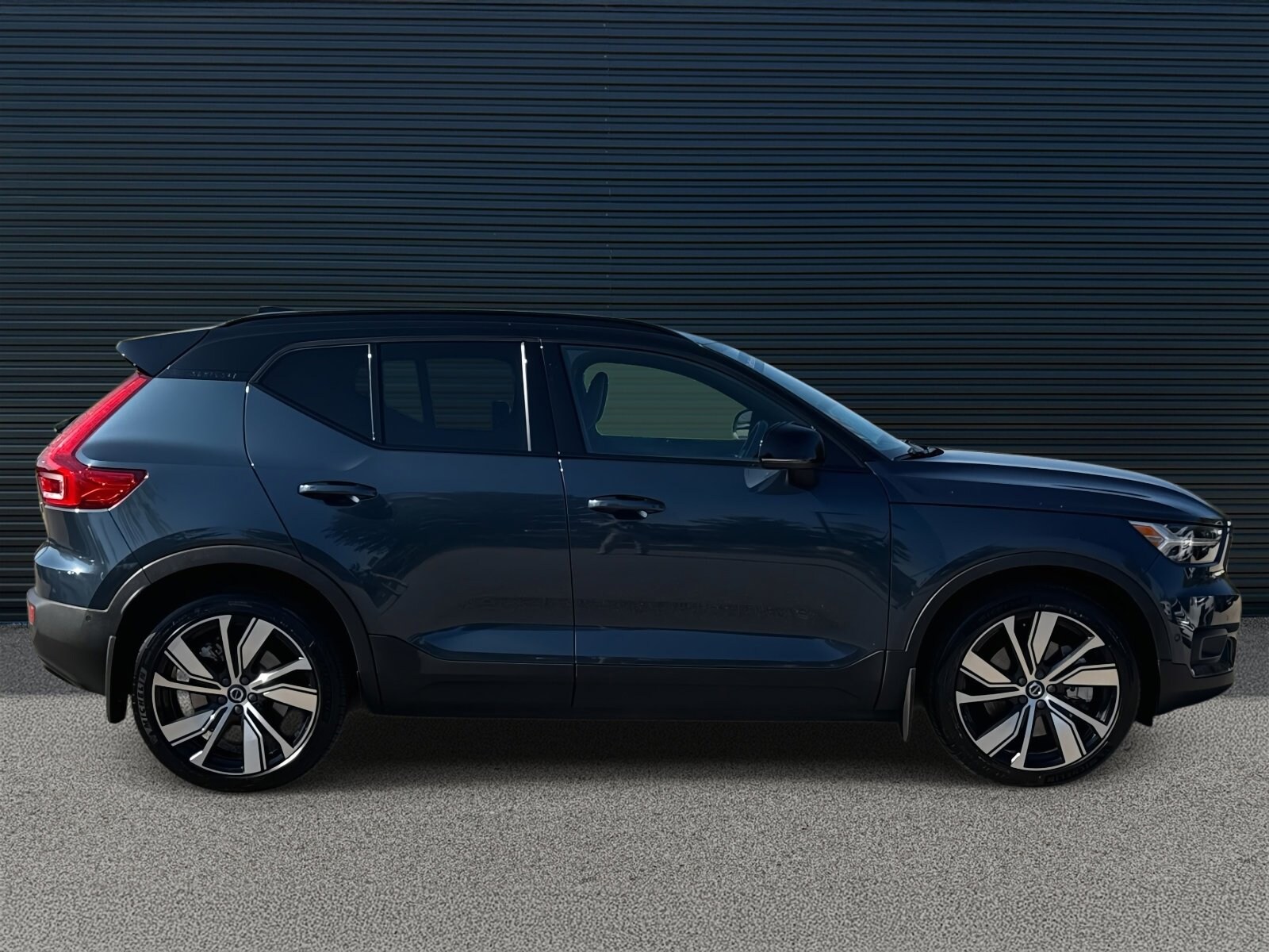 2022 Volvo XC40 Recharge Twin Plus photo 3
