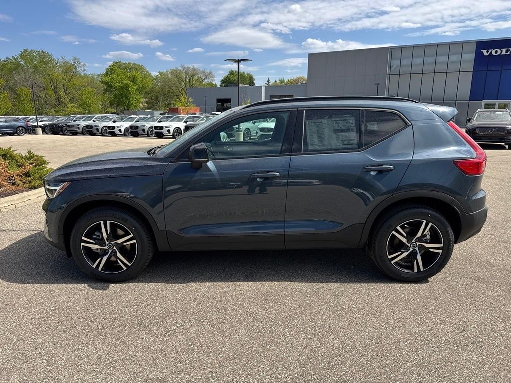 New 2026 Volvo XC40 B5 Core SUV