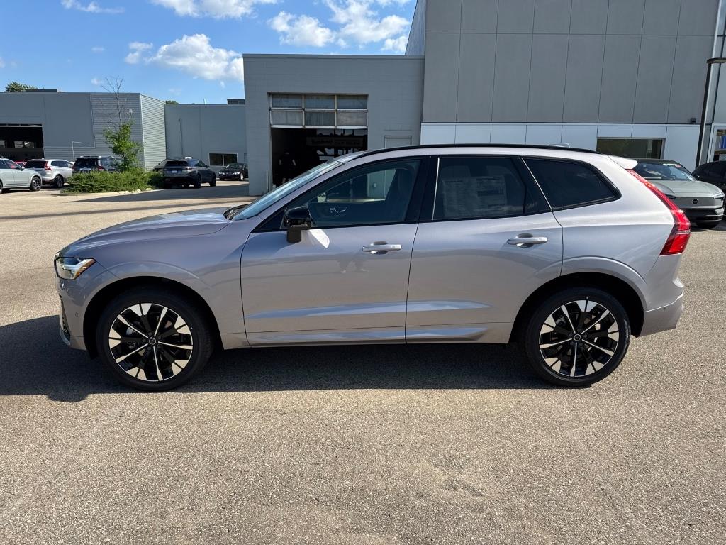 2026 Volvo XC60 B5 Plus photo 2