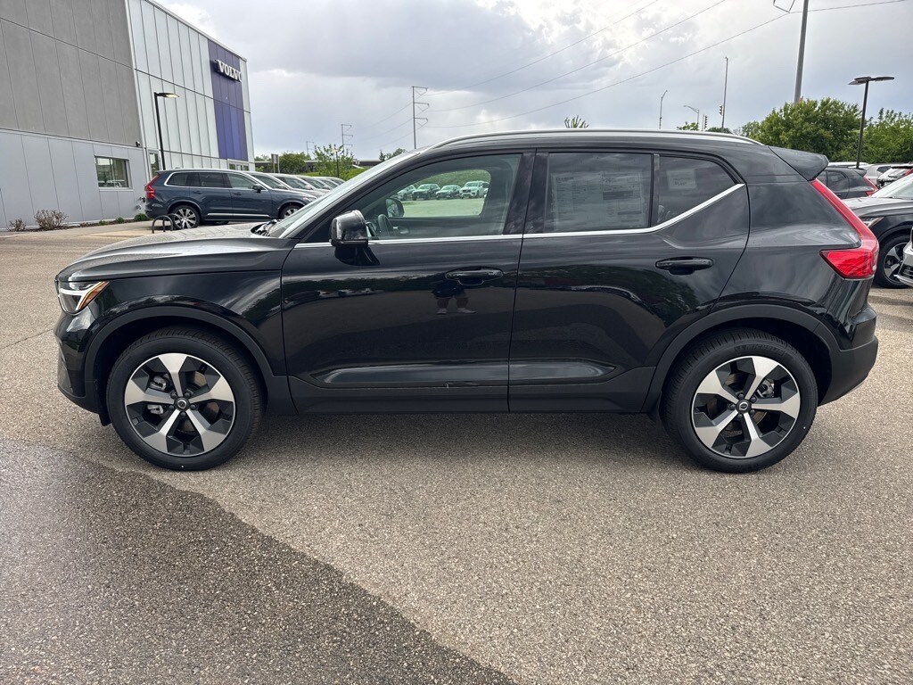 2025 Volvo XC40 Core photo 2