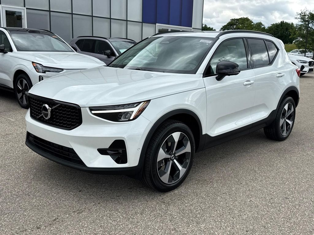2026 Volvo XC40 B5 Plus Dark AWD's photo
