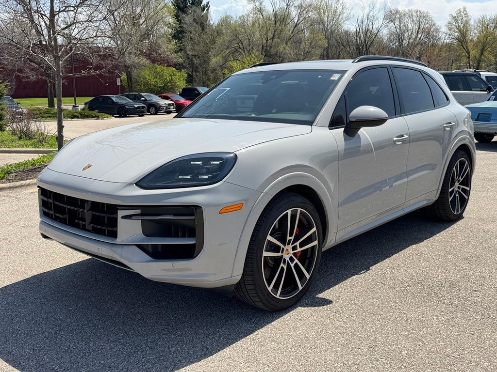 2024 Porsche Cayenne S's photo