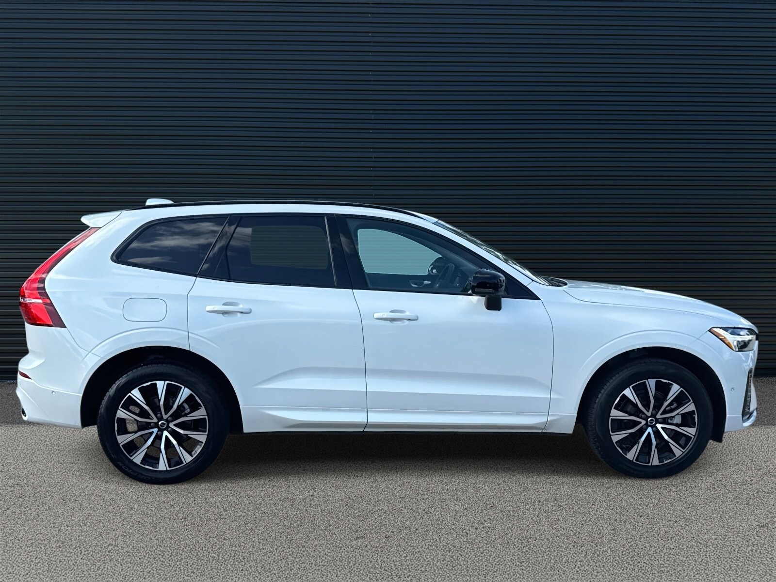 2025 Volvo XC60 B5 Plus photo 4