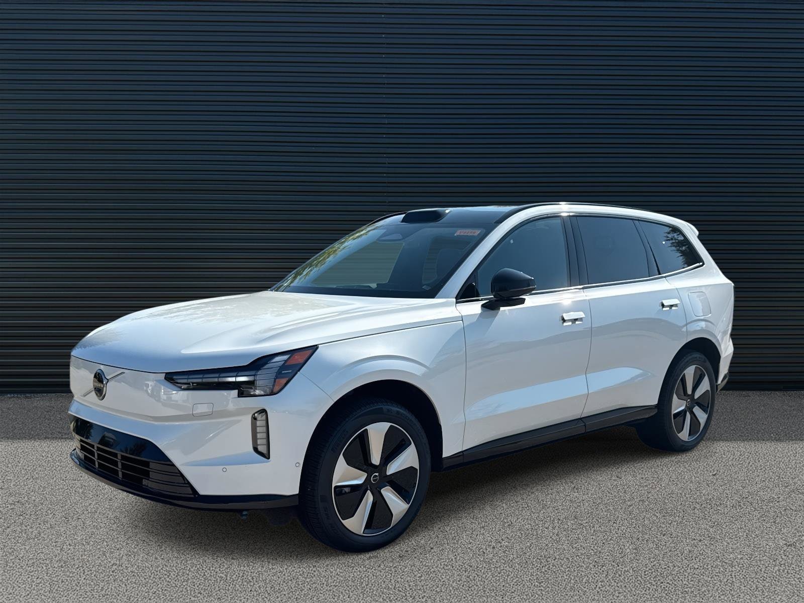 2025 Volvo EX90 Plus's photo