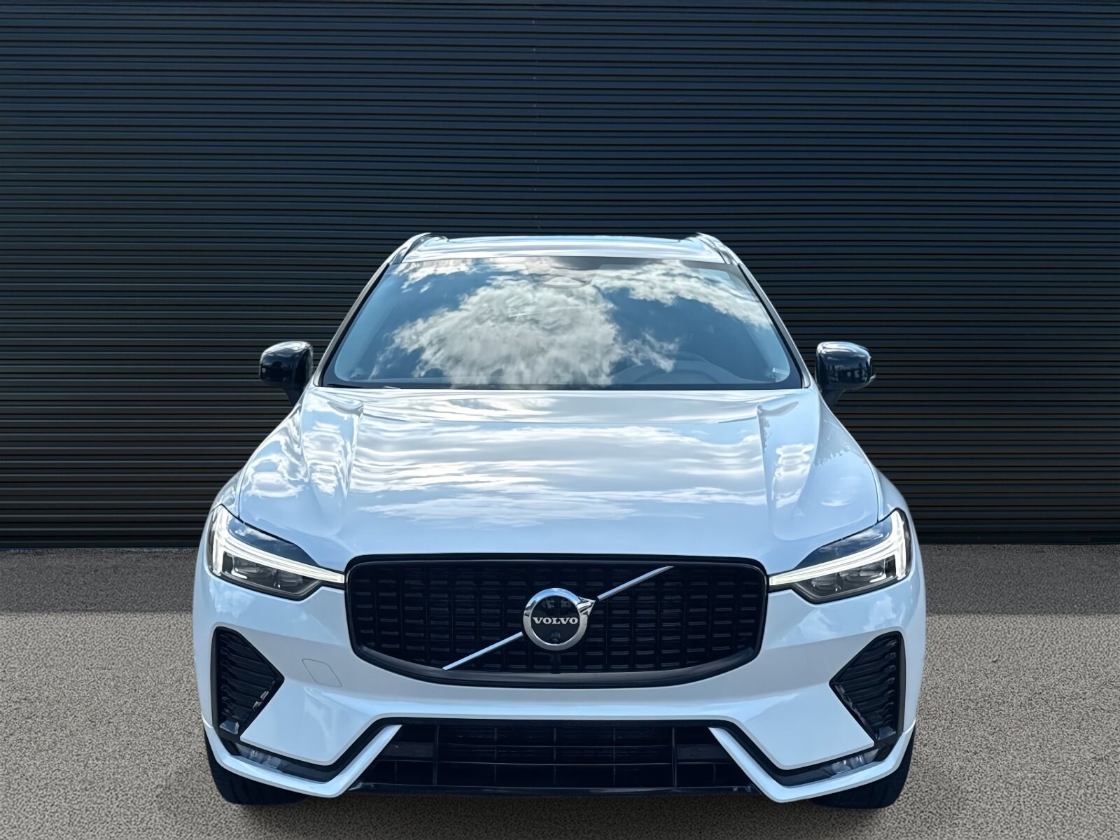 2025 Volvo XC60 B5 Plus photo 2