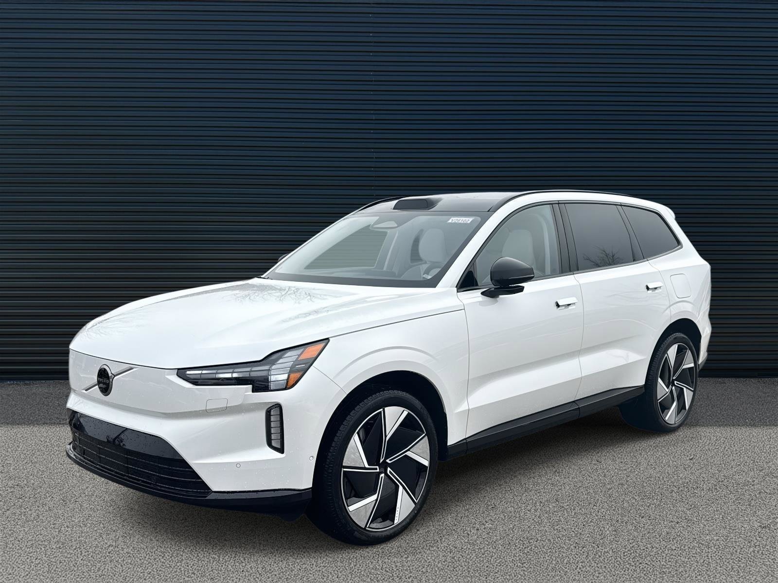 2025 Volvo EX90 Plus's photo