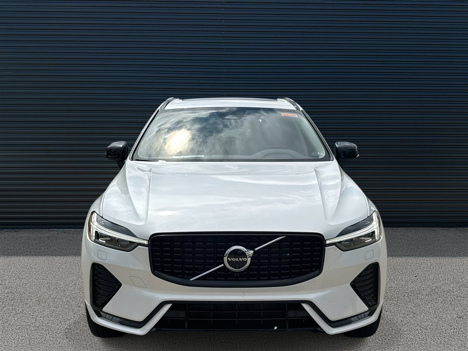 2025 Volvo XC60 B5 Plus photo 2