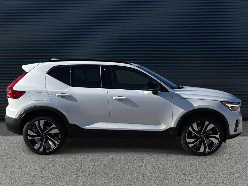 New 2026 Volvo XC40 B5 Ultra SUV