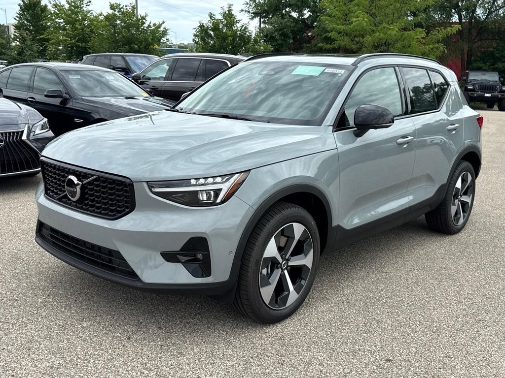 2026 Volvo XC40 B5 Plus Dark AWD's photo