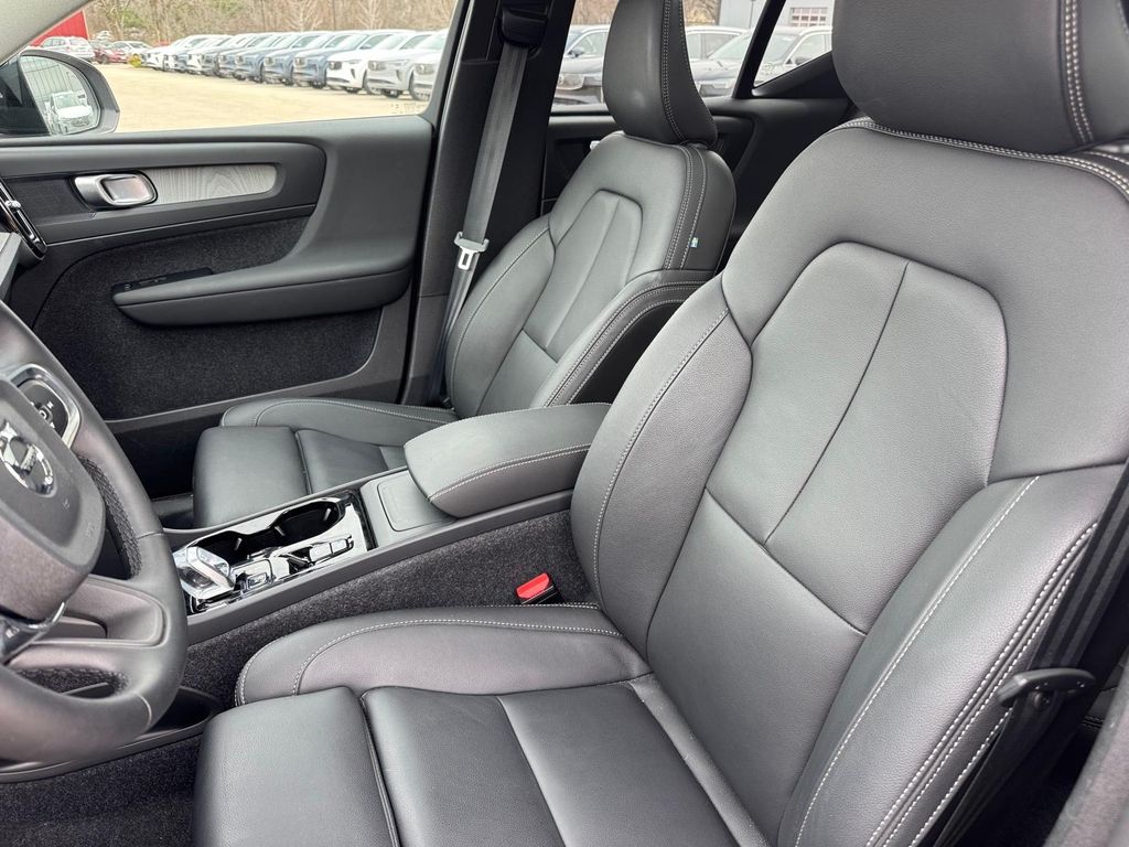2026 Volvo XC40 Plus - Photo 8