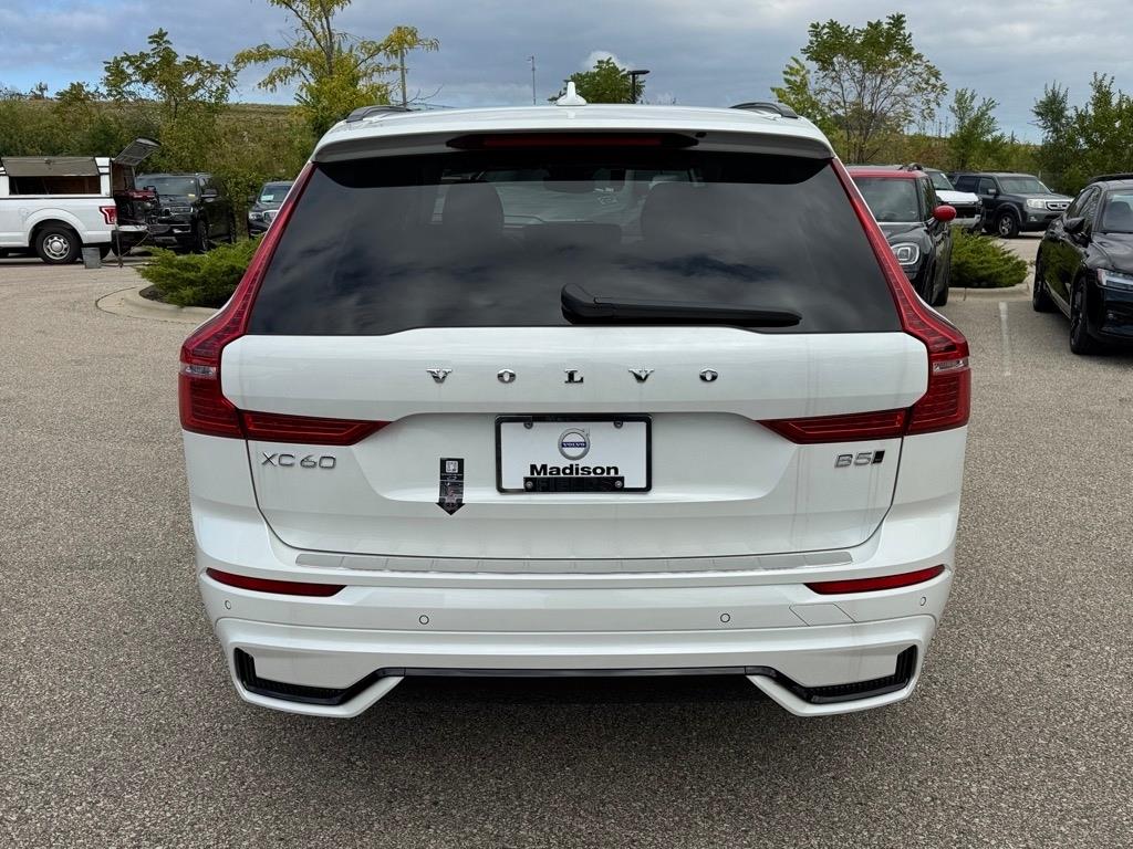 2025 Volvo XC60 B5 Plus photo 3