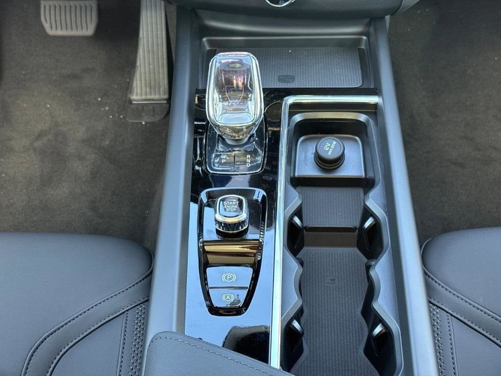 2026 Volvo XC60 Plus - Photo 8