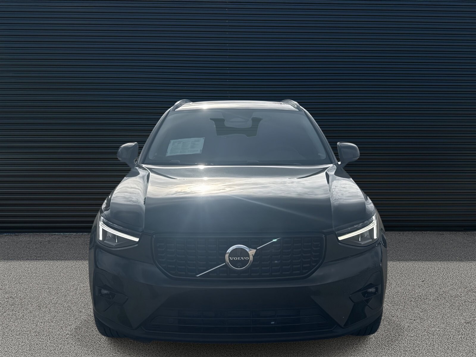 2024 Volvo XC40 Plus photo 2