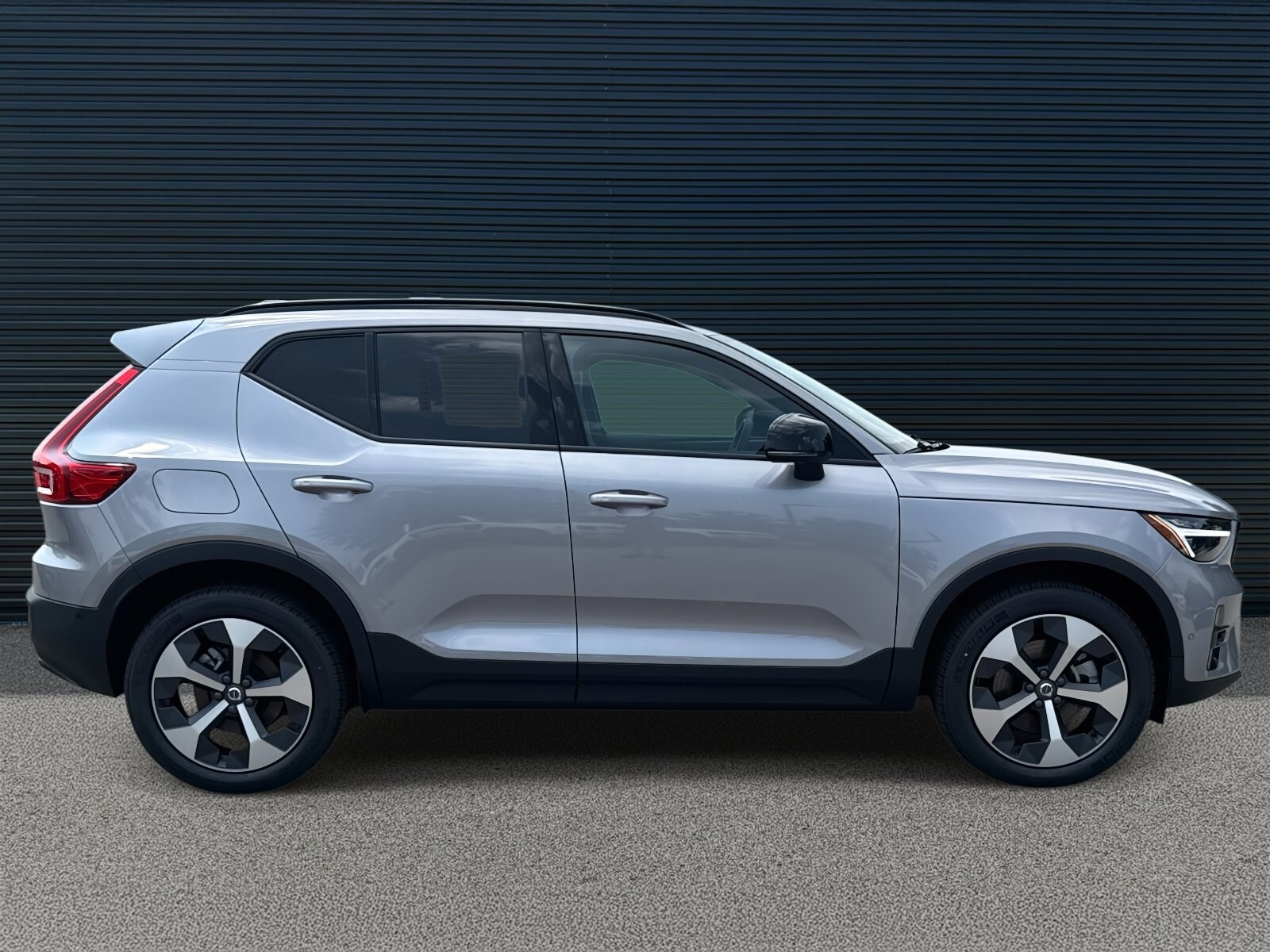 2026 Volvo XC40 Plus photo 4