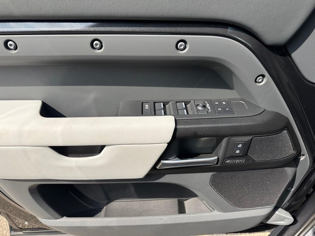 2025 Land Rover Defender V8 - Photo 14