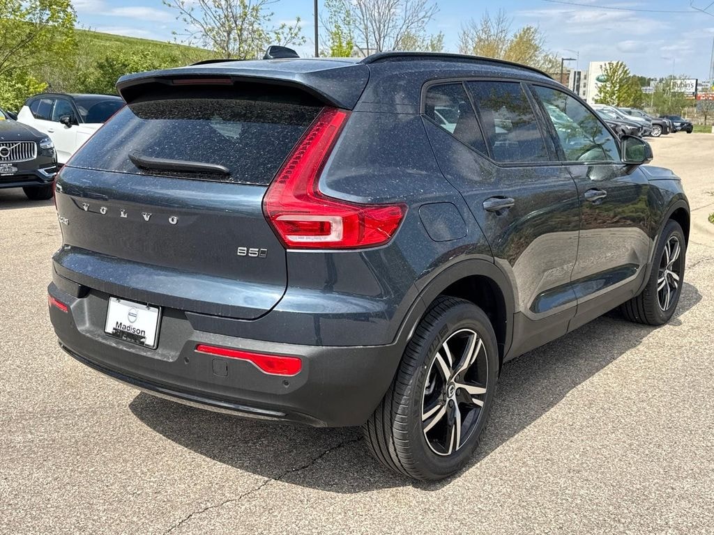 New 2026 Volvo XC40 B5 Core SUV