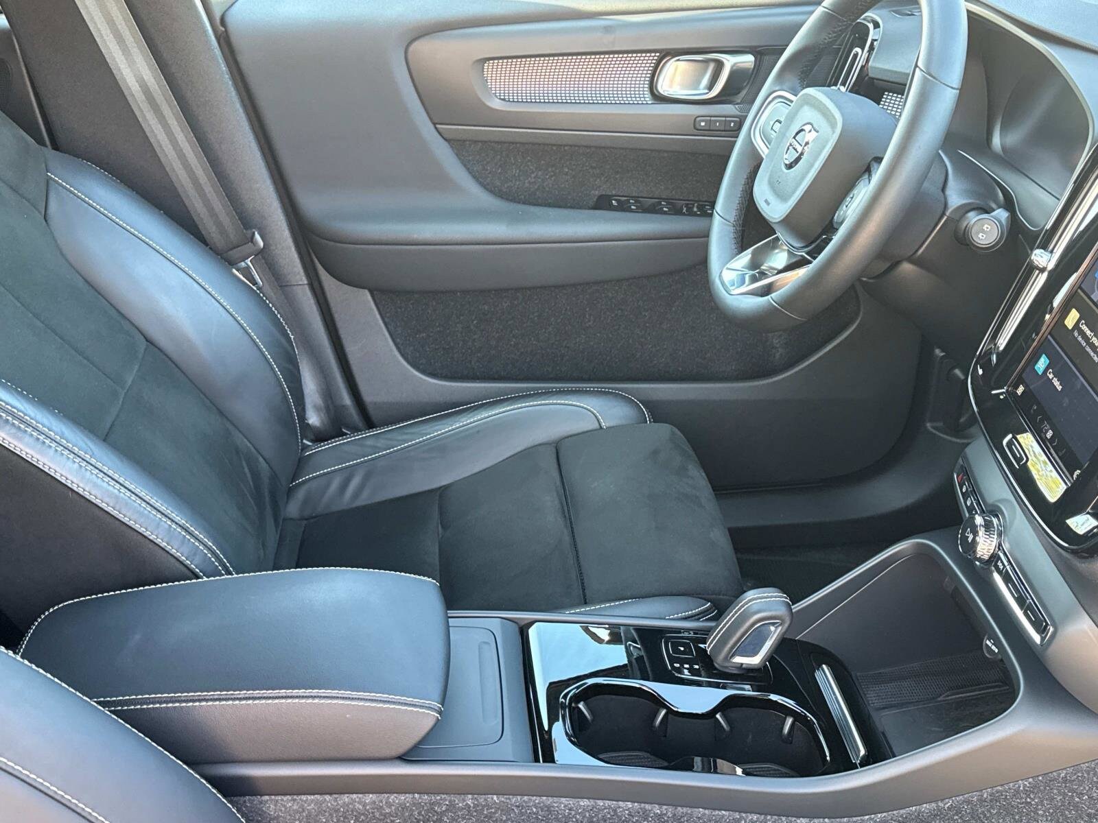 2022 Volvo XC40 Recharge Twin Plus photo 4