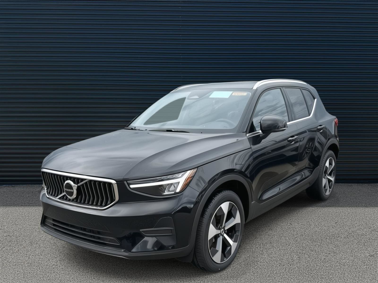 2025 Volvo XC40 Core's photo