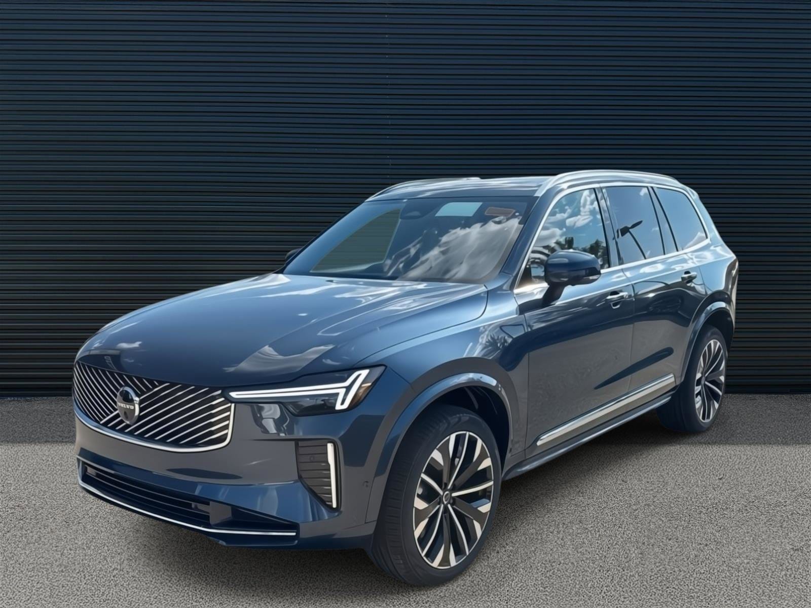2026 Volvo XC90 Plus's photo