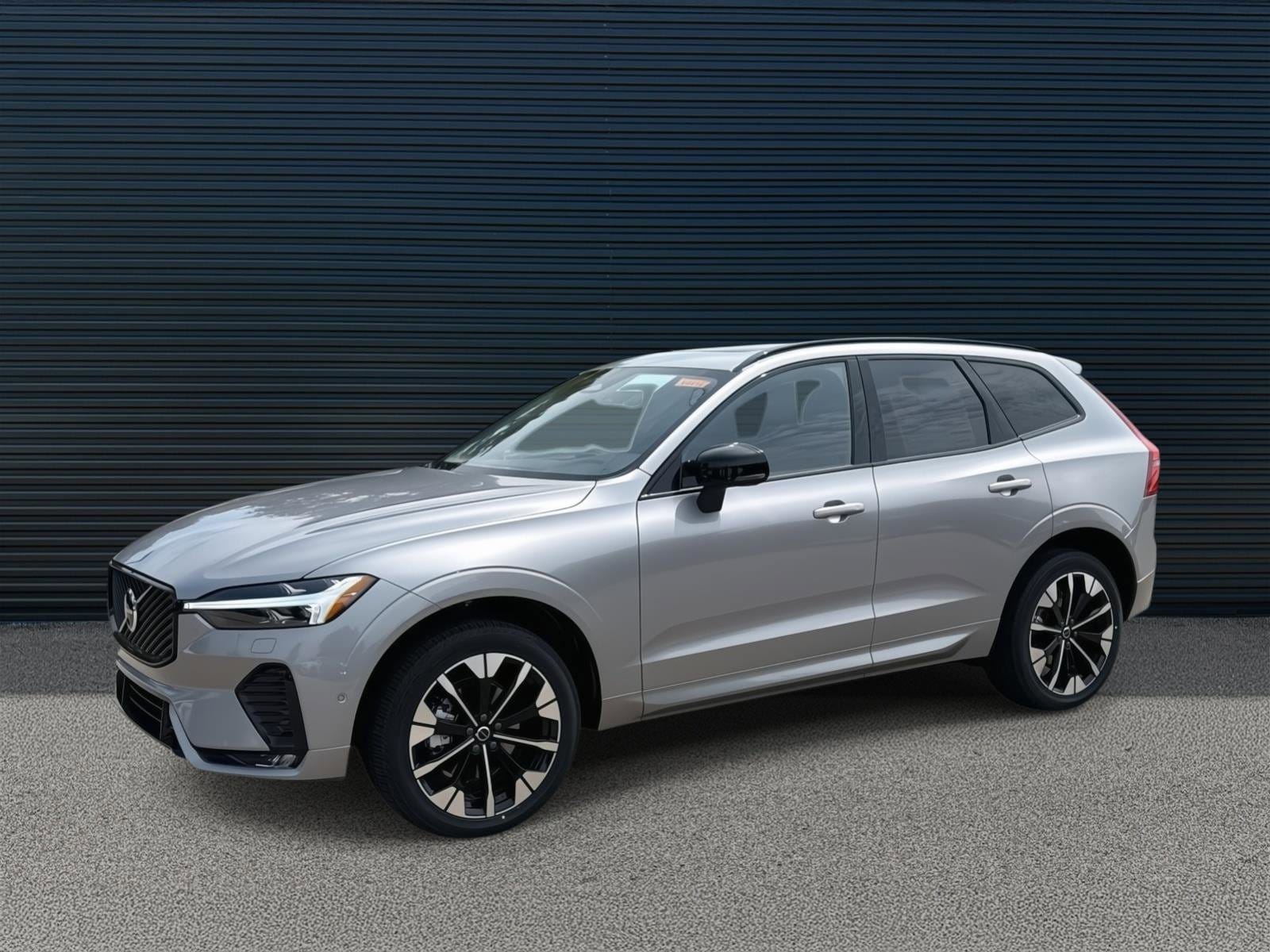 2026 Volvo XC60 Plus's photo