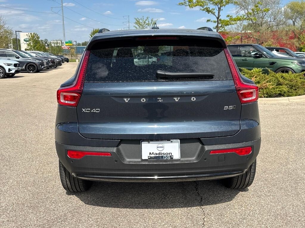 New 2026 Volvo XC40 B5 Core SUV